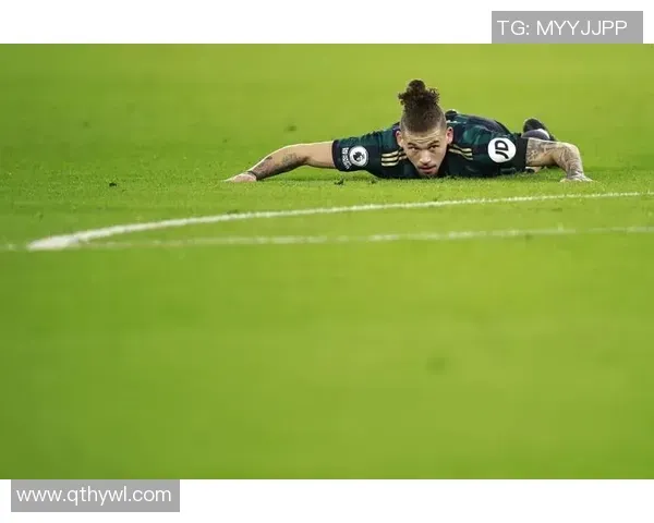 第35分钟，卡尔弗特-勒温头球击中门柱……差之毫厘！ 来源：The United Stand