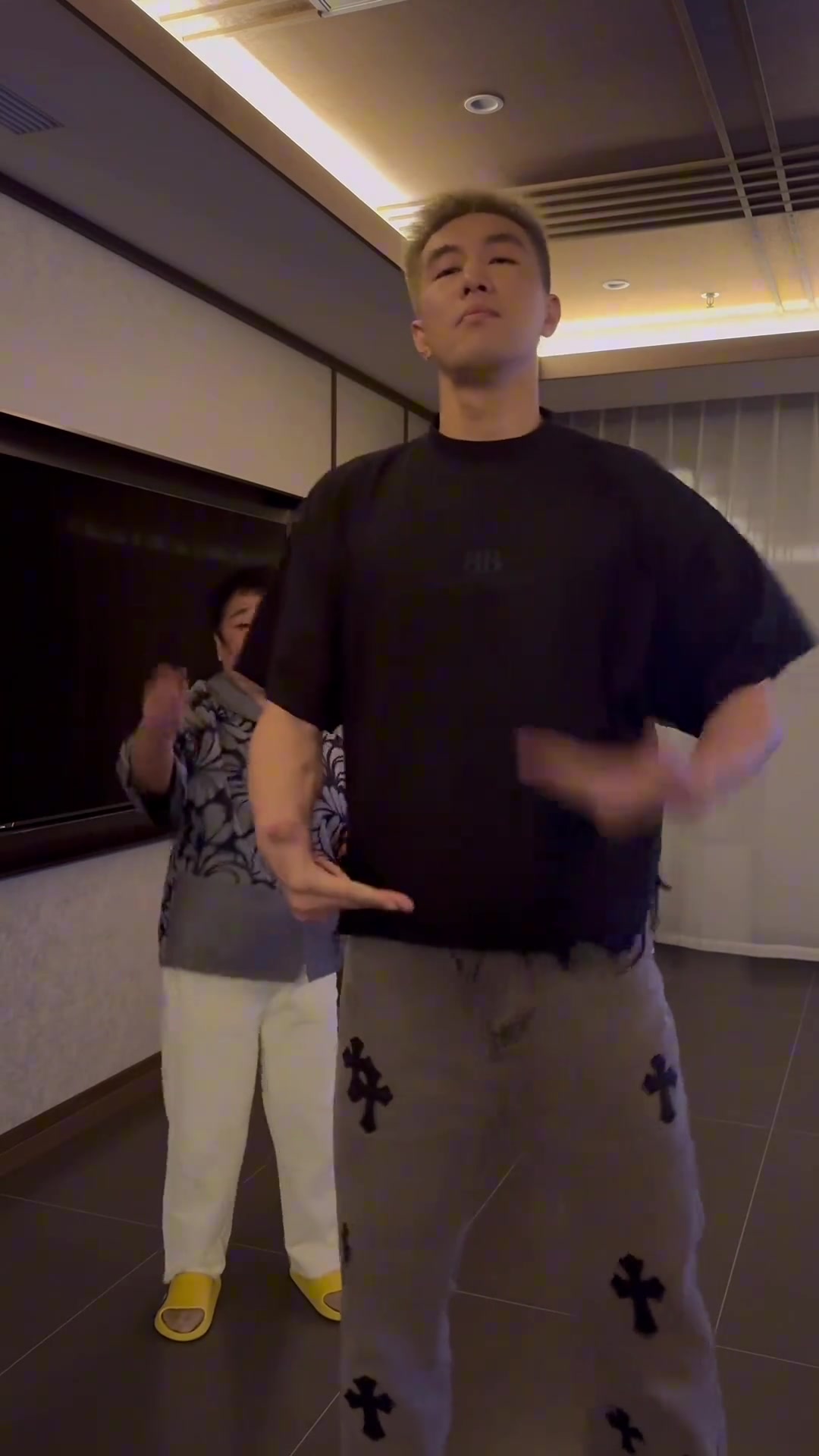 毫无默契！郭艾伦与田姥姥一起跳舞：姥再来一遍咱俩卡一下点